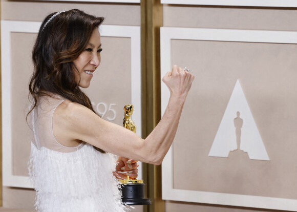 Elle devient la première actrice d'origine asiatique à remporter le trophée dans cette catégorie
Michelle Yeoh a remporté l'Oscar de la meilleure actrice pour le film Everything Everywhere All at Once ce 12 mars 2023 à Los Angeles