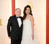 Quand son nom a résonné dans la salle, elle s'est tout d'abord jetée dans les bras de son époux.
Michelle Yeoh et son mari Jean Todt - 95e édition de la cérémonie des Oscars à Los Angeles, le 12 mars 2023.