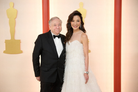 Quand son nom a résonné dans la salle, elle s'est tout d'abord jetée dans les bras de son époux.
Michelle Yeoh et son mari Jean Todt - 95e édition de la cérémonie des Oscars à Los Angeles, le 12 mars 2023.