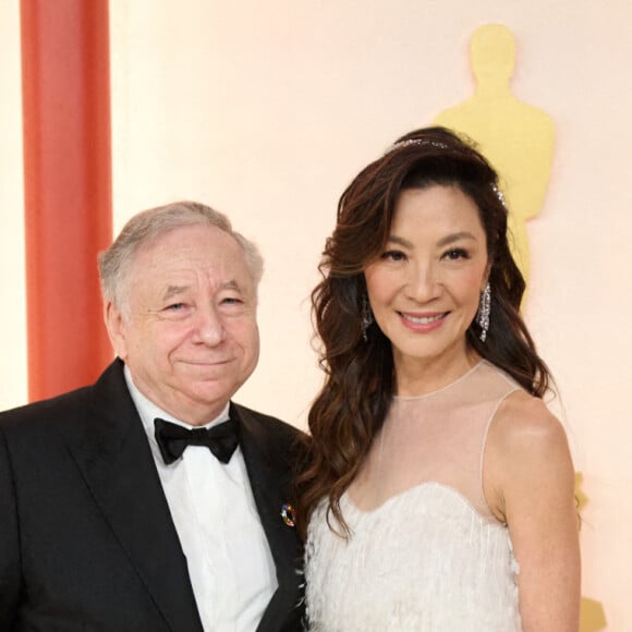 Quand son nom a résonné dans la salle, elle s'est tout d'abord jetée dans les bras de son époux.
Michelle Yeoh et son mari Jean Todt - 95e édition de la cérémonie des Oscars à Los Angeles, le 12 mars 2023.