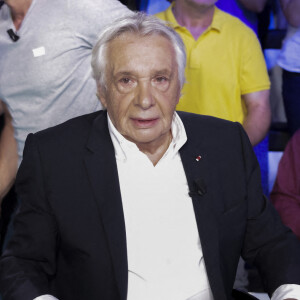 Elle est également connue pour être le frère de Jean-Marie Périer, ancien compagnon de Françoise Hardy, mais aussi pour être mariée depuis 1999 au très célèbre chanteur Michel Sardou.
Exclusif - Michel Sardou sur le plateau de l'émission Touche pas à mon poste (TPMP) présentée en direct par C.Hanouna et diffusée sur C8 le 29 août 2022. © Jack Tribeca / Bestimage