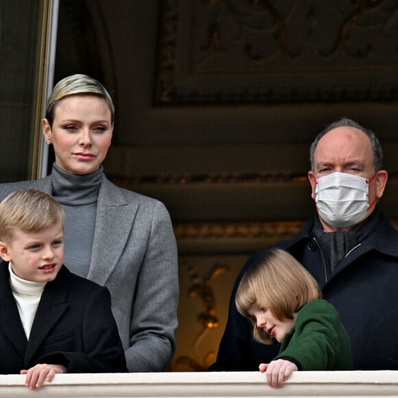 La princesse Charlène de Monaco, Le prince Albert II de Monaco et leurs enfants, Le prince Jacques de Monaco, marquis des Baux, et La princesse Gabriella de Monaco, comtesse de Carladès - La famille princière monégasque au balcon du palais lors de la célébration de la Sainte Dévote à Monaco, sainte patronne de Monaco. Monaco. Le 27 janvier 2023. Déclaré positif au Covid-19 le 24 janvier 2023, le prince Albert porte un masque. © Bruno Bebert / Bestimage 