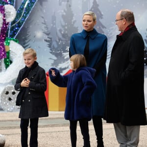 Le prince Albert II de Monaco, La princesse Charlene de Monaco, Le prince héréditaire Jacques de Monaco, La princesse Gabriella de Monaco lors du traditionnel arbre de Noël du palais princier à Monaco le 14 décembre 2022. Le couple princier et leurs enfants ont distribué cadeaux et friandises aux enfants monégasques, dans la cour du Palais. © Claudia Albuquerque / Bestimage 