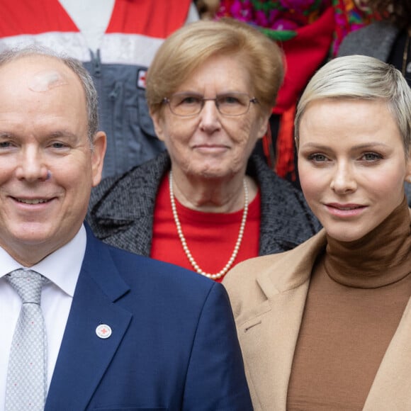 Charlene a en effet recontacté l'homme de sa vie et une véritable relation a commencé.
Le Prince Albert II et la princesse Charlène de Monaco assistent à la distribution des cadeaux de Noël de La Croix Rouge à Monte-Carlo, Monaco, le 13 décembre 2022. © Olivier Huitel/Pool Monaco/Bestimage 