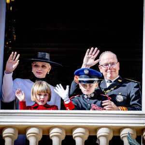 Le prince Albert II de Monaco, la princesse Charlène de Monaco, le prince Jacques de Monaco, marquis des Baux, la princesse Gabriella de Monaco, comtesse de Carladès - La famille princière au balcon du palais lors de la Fête Nationale de la principauté de Monaco le 19 novembre 2022. 