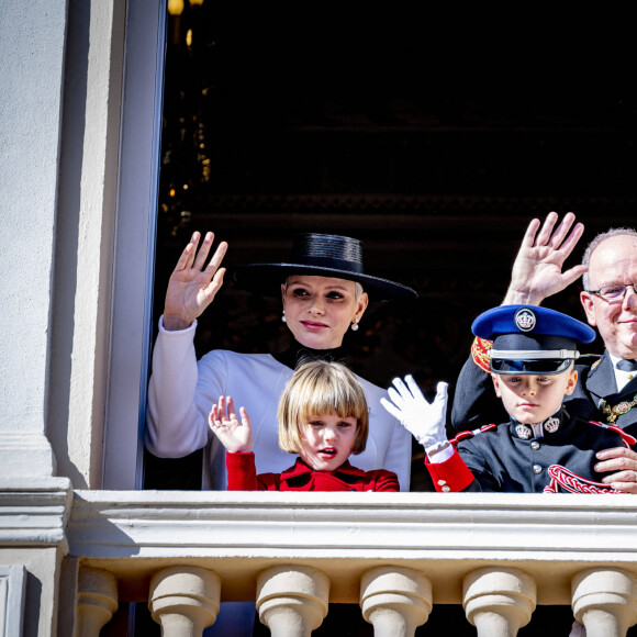 Le prince Albert II de Monaco, la princesse Charlène de Monaco, le prince Jacques de Monaco, marquis des Baux, la princesse Gabriella de Monaco, comtesse de Carladès - La famille princière au balcon du palais lors de la Fête Nationale de la principauté de Monaco le 19 novembre 2022. 