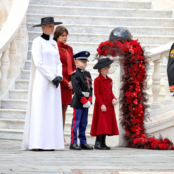 Et tous les deux sont déjà prêts à tenir leur rôle ! 
La princesse Charlène de Monaco, La princesse Stéphanie de Monaco Le prince Jacques de Monaco, marquis des Baux, La princesse Gabriella de Monaco, comtesse de Carladès, le prince Albert II - La famille princière de Monaco dans la cour du palais lors de la Fête Nationale de la principauté de Monaco le 19 novembre 2022. © Dominique Jacovides / Bruno Bebert / Bestimage 
