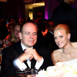 Tous les deux se sont en effet rencontrés au début des années 2000 mais plus ou moins perdu de vue après une soirée ensemble.
Le prince Albert II de Monaco et Charlène Wittstock (la princesse Charlène de Monaco) au Gala de la Fondation Princesse Grace à New York, le 25 octobre 2007. 