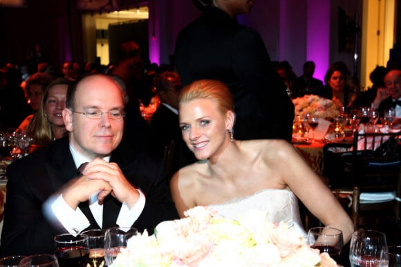 Tous les deux se sont en effet rencontrés au début des années 2000 mais plus ou moins perdu de vue après une soirée ensemble.
Le prince Albert II de Monaco et Charlène Wittstock (la princesse Charlène de Monaco) au Gala de la Fondation Princesse Grace à New York, le 25 octobre 2007. 