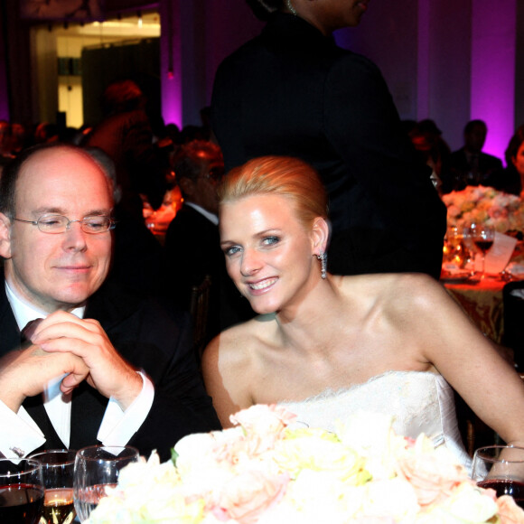 Tous les deux se sont en effet rencontrés au début des années 2000 mais plus ou moins perdu de vue après une soirée ensemble.
Le prince Albert II de Monaco et Charlène Wittstock (la princesse Charlène de Monaco) au Gala de la Fondation Princesse Grace à New York, le 25 octobre 2007. 