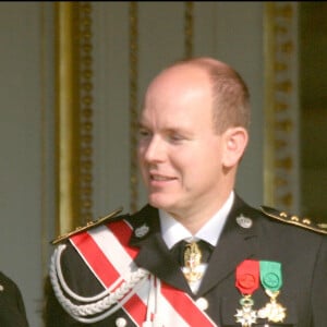 Mais c'est la mort du prince Rainier en 2005 qui a tout changé.
Le prince Rainier de Monaco et son héritier, le prince Albert - Fête Nationale monégasque 2003