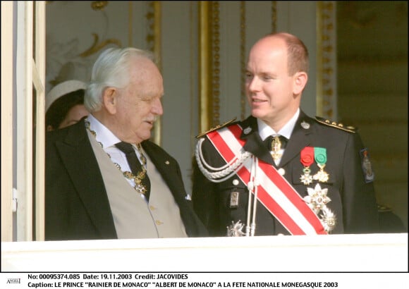 Mais c'est la mort du prince Rainier en 2005 qui a tout changé.
Le prince Rainier de Monaco et son héritier, le prince Albert - Fête Nationale monégasque 2003