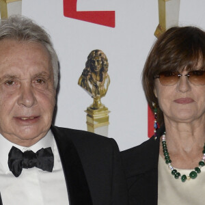 Celle-ci lui avait notamment demandé d'arrêter de teindre ses cheveux.
Michel Sardou et sa femme Anne-Marie Périer - La 26e nuit des Molières aux Folies Bergère à Paris, le 2 juin 2014. 