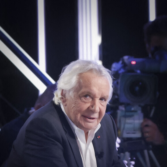 Michel Sardou s'est confié sur sa femme Anne-Marie, qui le conseille.
Exclusif - Michel Sardou sur le plateau de l'émission Touche pas à mon poste (TPMP) présentée en direct par C.Hanouna et diffusée sur C8. © Jack Tribeca / Bestimage 