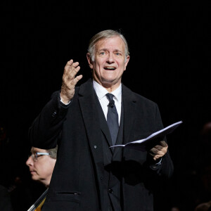 Malgré ses défauts (et tout le monde en a), Claire Keim affirme que Francis Huster est un être adorable sans qui elle n'aurait pas été aussi loin dans son parcours d'actrice : "C'est difficile d'en parler parce que j'accepte de Francis ce que je n'accepterais pas chez quelqu'un d'autre. Chez lui, il n'y a pas de vice en fait. Parfois, il est complètement fou furieux, c'est juste ça ! Mais je pense qu'il y a une profondeur, une intensité chez lui, j'adore ce mec là, il est complètement taré, il est fou !" Tout est bien qui finit bien !
Exclusif - Francis Huster - Scène - Spectacle symphonique Claude Lelouch "D'un film à l'autre" au Palais des Congrès de Paris le 14 novembre 2022. Pour Fêter ses 85 ans et 60 de carrière, Claude Lelouch a créé un ciné-concert, "Claude Lelouch - D'un film à l'autre", dans lequel la musique de ses films est jouée par l'orchestre philharmonique de Prague, au Palais des Congrès à Paris. Sur le gâteau, son chiffre fétiche : 13 car 85 ans (8+5 = 13). Claude Lelouch associe le 13 à toute sa vie professionnelle : sa société "Les films 13" et son cinéma, le "Club 13. © Moreau / Rindoff / Bestimage 