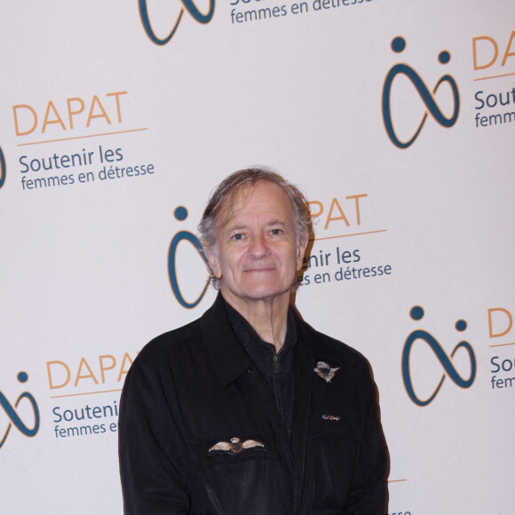 Francis Huster - 2ème édition du prix Dapat au Théâtre Edouard VII à Paris le 17 octobre 2022. Les Prix Dapat sont un rendez-vous annuel qui visent à récompenser les associations qui ont mené une action remarquable à l'attention des femmes en situation de précarité lors de l'année précédente. © Rachid Bellak/Bestimage