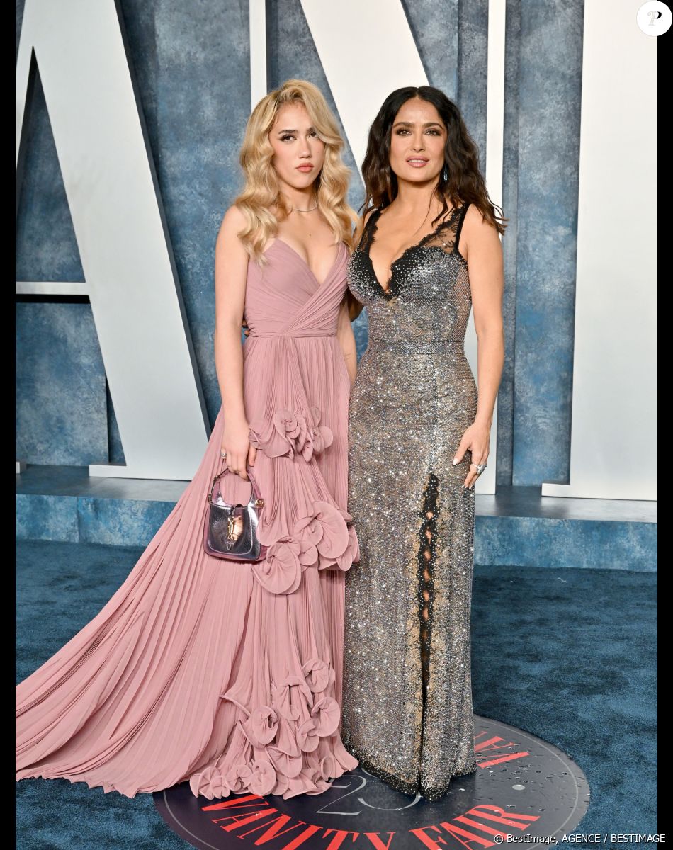 Valentina Paloma Pinault et Salma Hayek au photocall de la soirée "Vanity Fair" lors de la 95ème édition de la cérémonie des Oscars à Los Angeles, le 12 mars 2023.