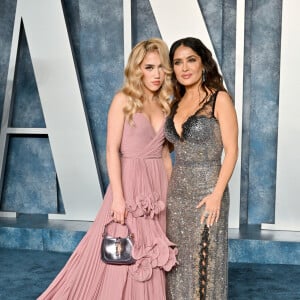 Valentina Paloma Pinault et Salma Hayek au photocall de la soirée "Vanity Fair" lors de la 95ème édition de la cérémonie des Oscars à Los Angeles, le 12 mars 2023. 