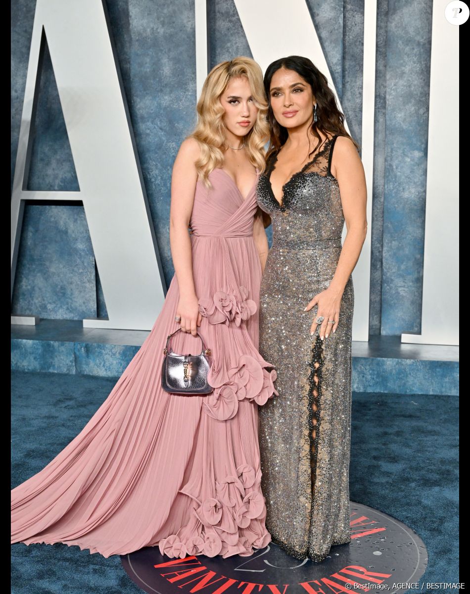 Valentina Paloma Pinault et Salma Hayek au photocall de la soirée "Vanity Fair" lors de la 95ème édition de la cérémonie des Oscars à Los Angeles, le 12 mars 2023.