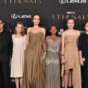 Zahara porte la robe Elie Saab que sa mère, Angelina Jolie, a porté aux Oscars 2014, Maddox Jolie-Pitt, Vivienne Jolie-Pitt, Angelina Jolie, Knox Jolie-Pitt, Shiloh Jolie-Pitt, et Zahara Jolie-Pitt à la première du film "Eternals" au studio Marvel à Los Angeles, le 18 octobre 2021. 