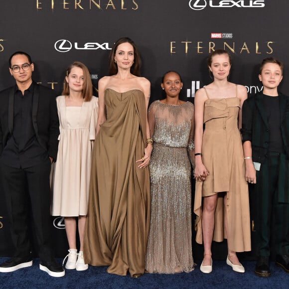 Zahara porte la robe Elie Saab que sa mère, Angelina Jolie, a porté aux Oscars 2014, Maddox Jolie-Pitt, Vivienne Jolie-Pitt, Angelina Jolie, Knox Jolie-Pitt, Shiloh Jolie-Pitt, et Zahara Jolie-Pitt à la première du film "Eternals" au studio Marvel à Los Angeles, le 18 octobre 2021. 