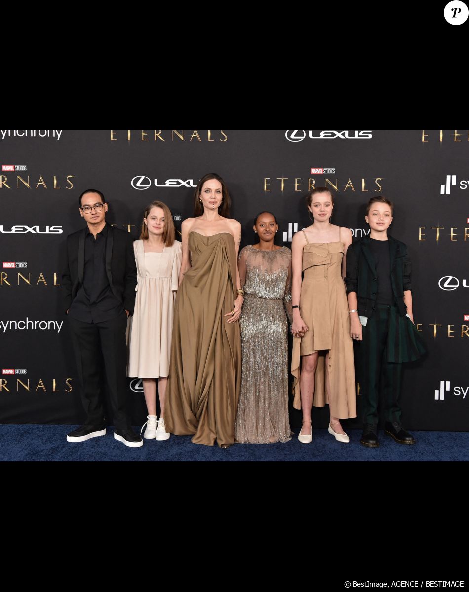 Zahara porte la robe Elie Saab que sa mère, Angelina Jolie, a porté aux Oscars 2014, Maddox Jolie-Pitt, Vivienne Jolie-Pitt, Angelina Jolie, Knox Jolie-Pitt, Shiloh Jolie-Pitt, et Zahara Jolie-Pitt à la première du film "Eternals" au studio Marvel à Los Angeles, le 18 octobre 2021.