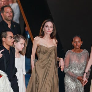 Zahara porte la robe Elie Saab que sa mère, Angelina Jolie, a porté aux Oscars 2014 - Angelina Jolie entourée de Maddox, 20 ans, Zahara, 16 ans, Shiloh, 15 ans, et Vivienne et Knox, 13 ans, à la première du film "Eternal" à Los Angeles, le 18 octobre 2021.