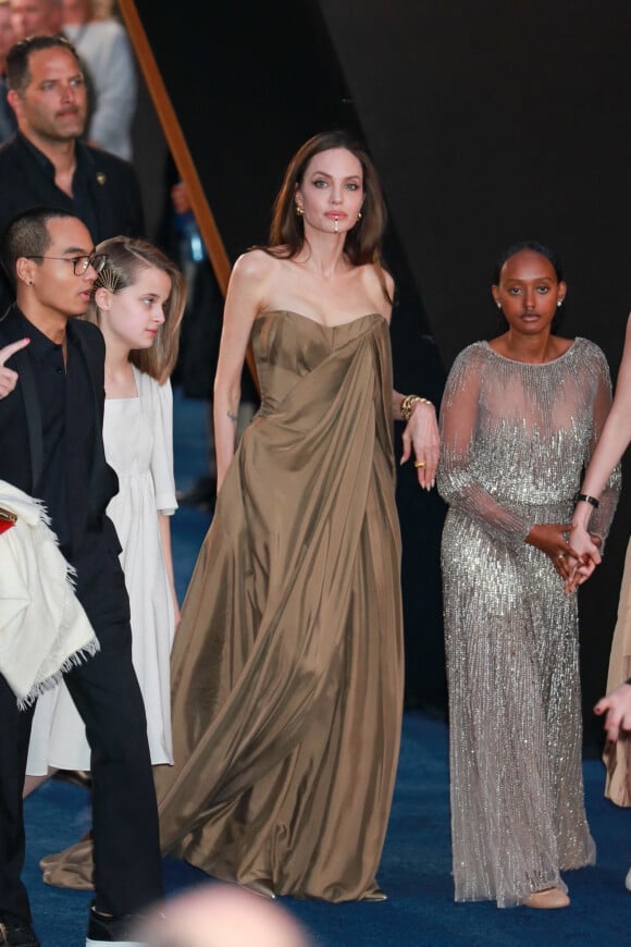 Zahara porte la robe Elie Saab que sa mère, Angelina Jolie, a porté aux Oscars 2014 - Angelina Jolie entourée de Maddox, 20 ans, Zahara, 16 ans, Shiloh, 15 ans, et Vivienne et Knox, 13 ans, à la première du film "Eternal" à Los Angeles, le 18 octobre 2021.