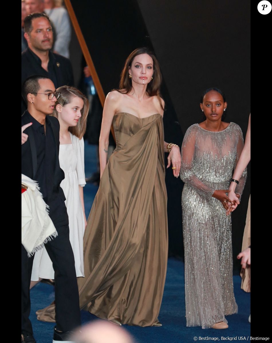 Zahara porte la robe Elie Saab que sa mère, Angelina Jolie, a porté aux Oscars 2014 - Angelina Jolie entourée de Maddox, 20 ans, Zahara, 16 ans, Shiloh, 15 ans, et Vivienne et Knox, 13 ans, à la première du film "Eternal" à Los Angeles, le 18 octobre 2021.