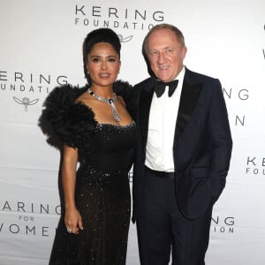 Salma Hayek, François-Henri Pinault au photocall de la soirée de gala de la Fondation Kering "Caring for Women" à New York le 15 septembre 2022.  