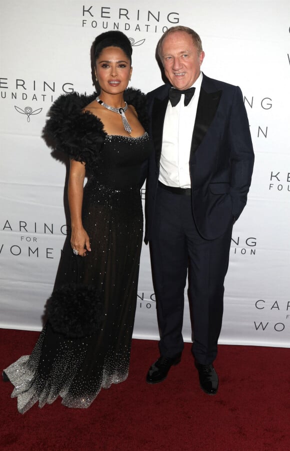 Salma Hayek, François-Henri Pinault au photocall de la soirée de gala de la Fondation Kering "Caring for Women" à New York le 15 septembre 2022.  
