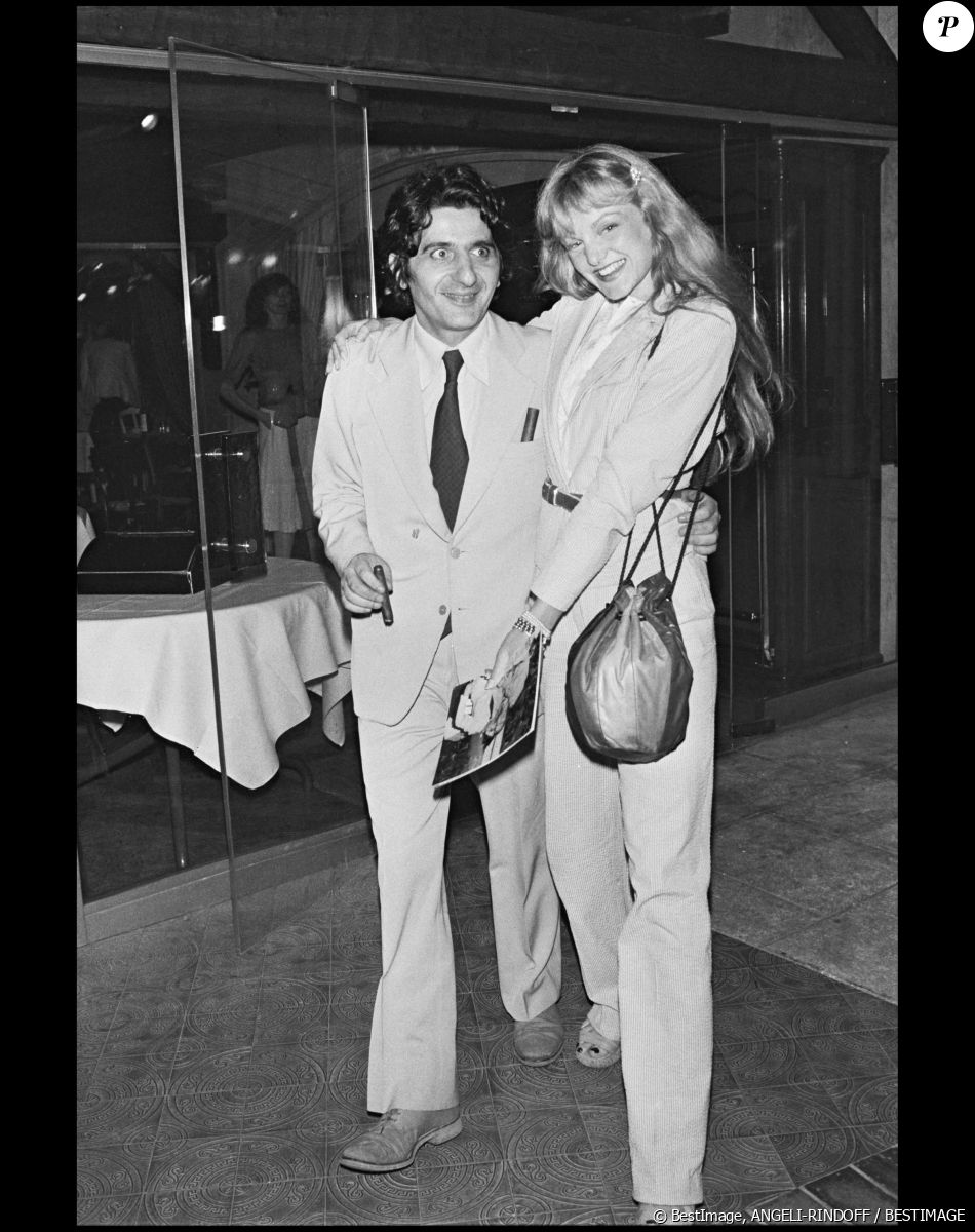 Et naturellement ils sont nombreux à supposer que c'est Gérard Depardieu, ancien compagnon de l'actrice de 65 ans, qui a transmis cet amour du vin à celle-ci.
Jean-Pierre Rassam et Arielle Dombasle à Cannes en 1979