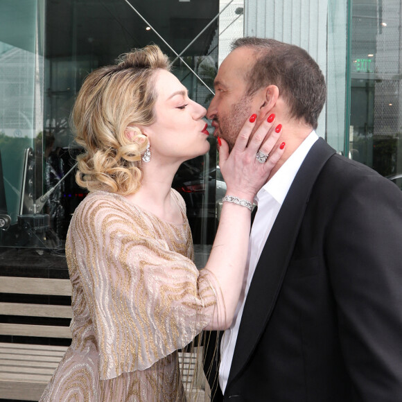 Ils se sont embrassés à de multiples reprises.
Exclusif - Emilie Dequenne (En Dior) se prépare pour la 95ème édition de la cérémonie des Oscars à Los Angeles dans sa chambre d'hôtel (Le Sofitel Beverly Hills) avec son mari Michel Ferracci (en Fursac) le 12 mars 2023. Elle vient soutenir le film "Close" du réalisateur belge Lukas Dhont dans lequel elle joue le rôle de Sophie.