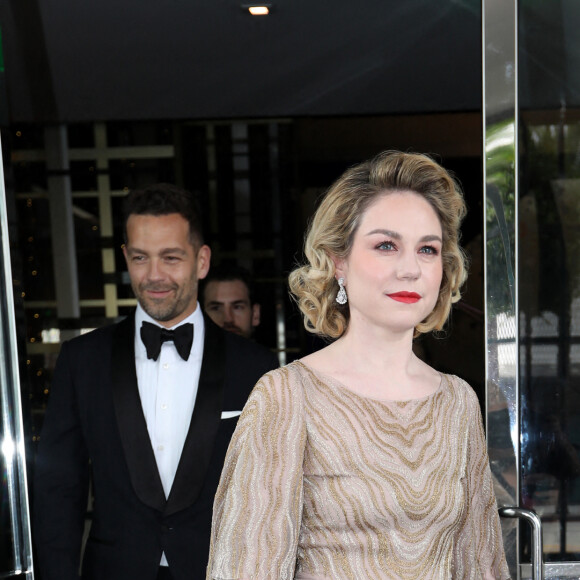 Exclusif - Emilie Dequenne (En Dior) se prépare pour la 95ème édition de la cérémonie des Oscars à Los Angeles dans sa chambre d'hôtel (Le Sofitel Beverly Hills) avec son mari Michel Ferracci (en Fursac) le 12 mars 2023. Elle vient soutenir le film "Close" du réalisateur belge Lukas Dhont dans lequel elle joue le rôle de Sophie.  