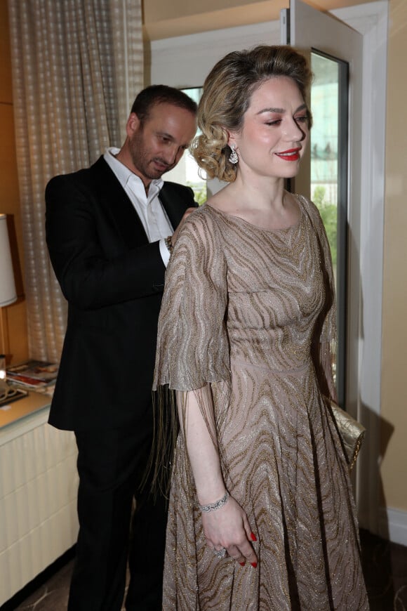 Exclusif - Emilie Dequenne (En Dior) se prépare pour la 95ème édition de la cérémonie des Oscars à Los Angeles dans sa chambre d'hôtel (Le Sofitel Beverly Hills) avec son mari Michel Ferracci (en Fursac) le 12 mars 2023. Elle vient soutenir le film "Close" du réalisateur belge Lukas Dhont dans lequel elle joue le rôle de Sophie.  