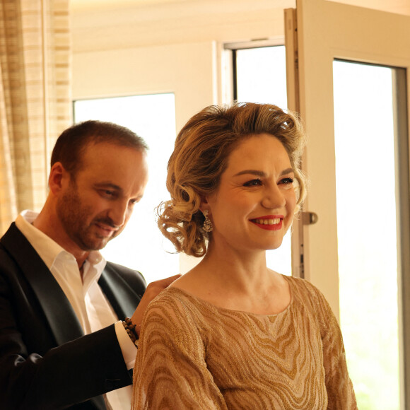 Exclusif - Emilie Dequenne (En Dior) se prépare pour la 95ème édition de la cérémonie des Oscars à Los Angeles dans sa chambre d'hôtel (Le Sofitel Beverly Hills) avec son mari Michel Ferracci (en Fursac) le 12 mars 2023. Elle vient soutenir le film "Close" du réalisateur belge Lukas Dhont dans lequel elle joue le rôle de Sophie.  