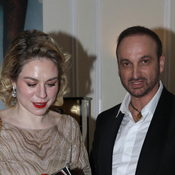 Exclusif - Émilie Dequenne (en Dior) et son mari Michel Ferracci (en Fursac) arrivent à la maison de l'ambassadeur de Belgique à Los Angeles après la 95ème édition de la cérémonie des Oscars le 12 mars 2023. Elle est venue soutenir le film du réalisateur belge Lukas Dhont "Close" aux Oscars. Malheureusement, le film n'a pas été primé.  