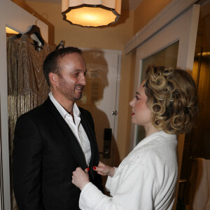 Exclusif - Emilie Dequenne se prépare pour la 95ème édition de la cérémonie des Oscars à Los Angeles dans sa chambre d'hôtel (Le Sofitel Beverly Hills) avec son mari Michel Ferracci (en Fursac) le 12 mars 2023. Elle vient soutenir le film "Close" du réalisateur belge Lukas Dhont dans lequel elle joue le rôle de Sophie.  