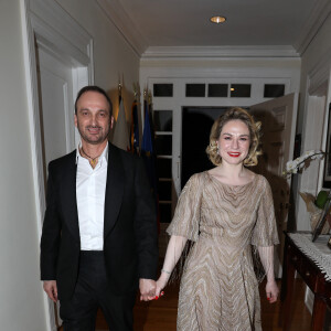 Exclusif - Émilie Dequenne (en Dior) et son mari Michel Ferracci (en Fursac) arrivent à la maison de l'ambassadeur de Belgique à Los Angeles après la 95ème édition de la cérémonie des Oscars le 12 mars 2023. Elle est venue soutenir le film du réalisateur belge Lukas Dhont "Close" aux Oscars. Malheureusement, le film n'a pas été primé.  