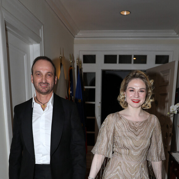 Exclusif - Émilie Dequenne (en Dior) et son mari Michel Ferracci (en Fursac) arrivent à la maison de l'ambassadeur de Belgique à Los Angeles après la 95ème édition de la cérémonie des Oscars le 12 mars 2023. Elle est venue soutenir le film du réalisateur belge Lukas Dhont "Close" aux Oscars. Malheureusement, le film n'a pas été primé.  