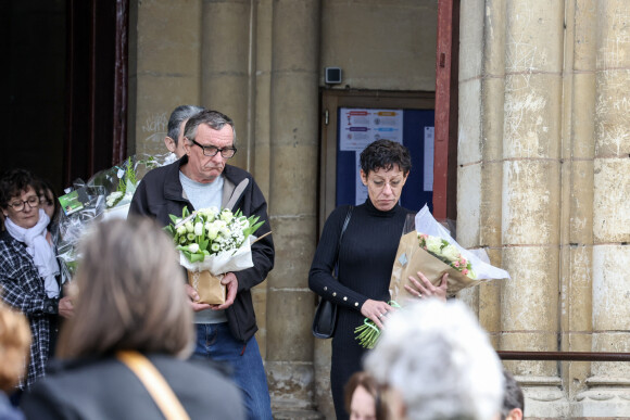 Karine Prat, belle-mère de Kevin avec la famille et les proches de Kevin Tromprat - Obsèques de Kévin Trompat en l’église Saint-Hilaire à Niort, France, le 16 mars 2023. © Laetitia Notarianni/Bestimage