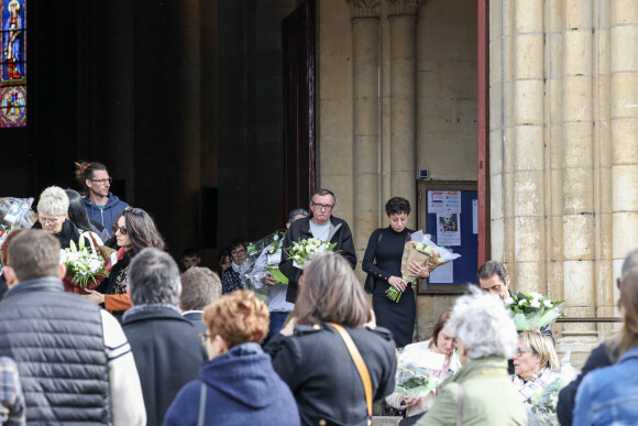 Karine Prat, belle-mère de Kevin avec la famille et les proches de Kevin Tromprat - Obsèques de Kévin Trompat en l’église Saint-Hilaire à Niort, France, le 16 mars 2023. © Laetitia Notarianni/Bestimage