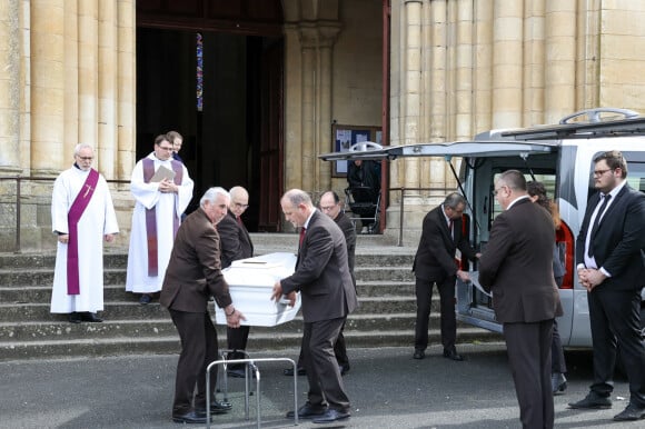 Les deux familles ne s'associent plus aux hommages au couple assassiné, en raison des différentes théories sur leur mort suspecte
Obsèques de Kévin Trompat en l’église Saint-Hilaire à Niort, France, le 16 mars 2023. © Laetitia Notarianni/Bestimage