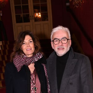 Exclusif - Pascal Praud et sa compagne Catherine lors de la première de la pièce de théâtre "L'avare" au Théâtre des Variétés à Paris le 15 janvier 2022 © Rachid Bellak / Bestimage 