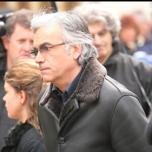 Ici, il avait les cheveux un peu plus longs, en plus de ne pas avoir de barbe
Pascal Praud aux obsèques de Thierry Gilardi à l'église de Montfort l'Amaury dans les Yvelines