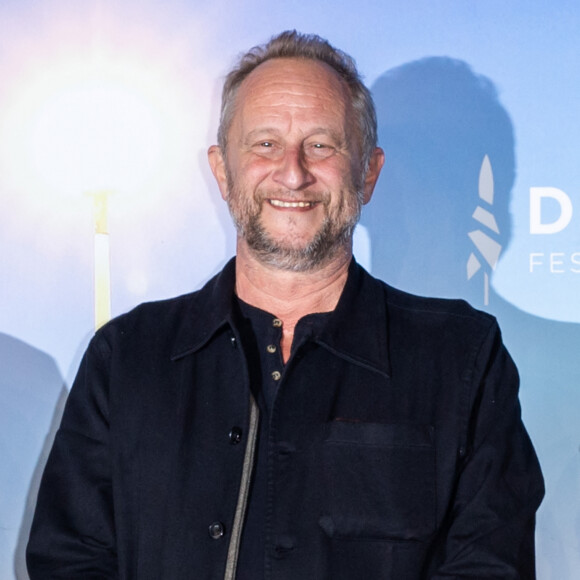 Ce soir, sur la une, Benoît Poelvoorde sera aux côtés de Grégoire Ludig et David Marsais du Palmahsow pour un prime time exceptionnel.
Benoît Poelvoorde au photocall de "Comment je suis devenu un super-héros" lors du 46ème Festival du Cinéma Américain de Deauville. © Olivier Borde/Bestimage 