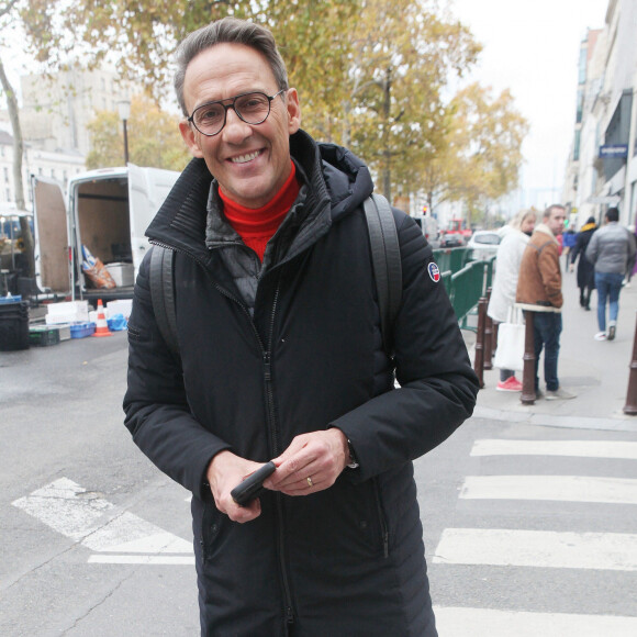 Exclusif - Julien Courbet à la sortie des studios de radio de l'émission "Les Grosses Têtes" à Paris. Le 30 novembre 2022 © Jonathan Rebboah / Panoramic / Bestimage