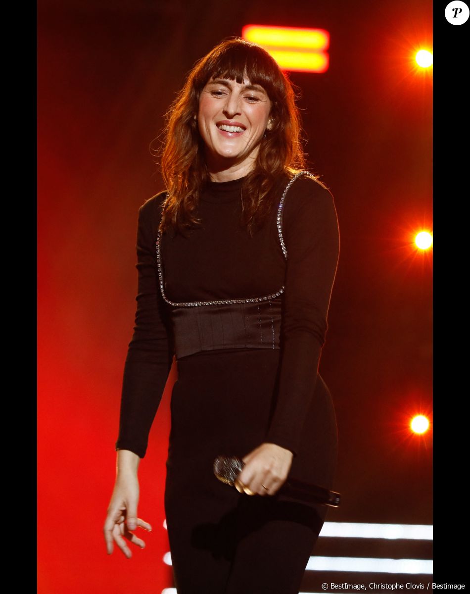 Exclusif - Juliette Armanet chante son tube "Flamme" - Enregistrement de l'émission "M6 sur son 31", présentée par E.Gossuin et diffusée le 31 décembre sur M6 © Christophe Clovis / Bestimage