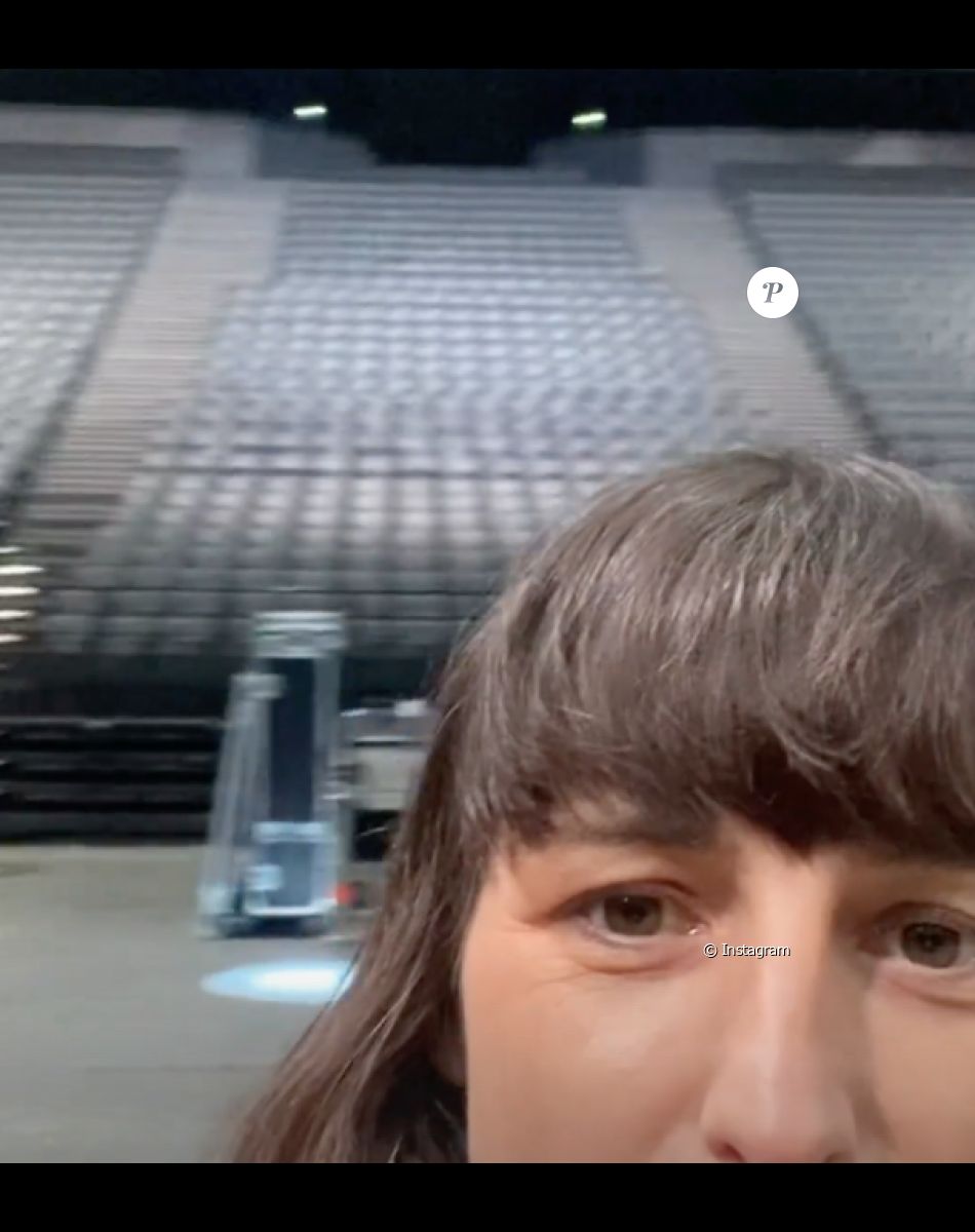 Après 2h30 de concert, une alarme a invité le public à évacuer la salle
Juliette Armanet à l'Accor Arena le 17 mars 2023