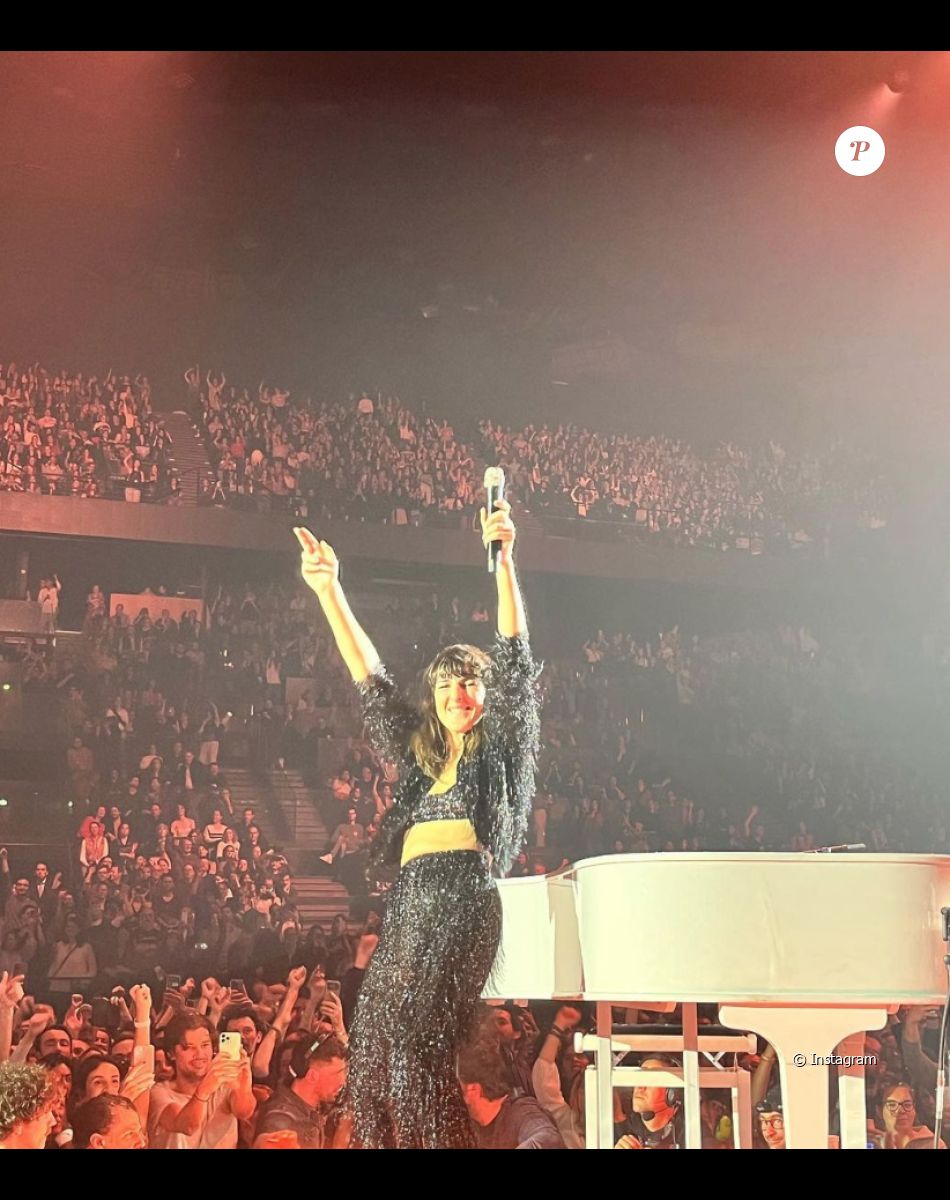 Juliette Armanet plongée en plein chaos : images de son grand concert parisien qui a tourné au fiasco, en présence de plusieurs stars